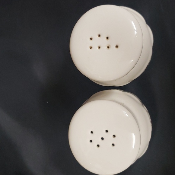 Longaberger Pottery Woven Traditions Red and Ivory Salt and Pepper Shakers - Picture 2 of 4